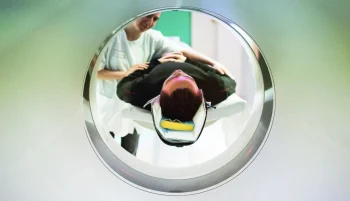 تشدید دوز تشعشعات در سی تی اسکن با افزایش خطر ابتلا به سرطان همراه است. این دستگاه به دی‌ان‌ای آسیب می‌رساند و خطر ابتلا به سرطان را افزایش می‌دهد.