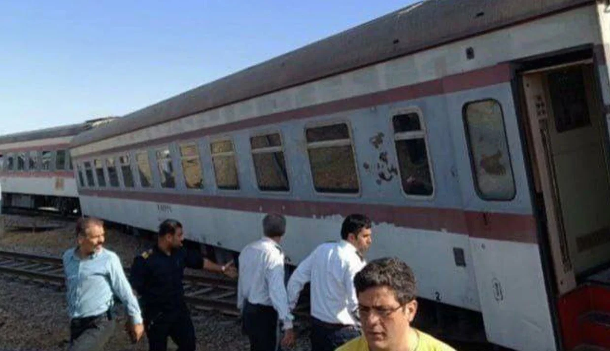 یکی از واگنهای قطار مسافربری تهران-مشهد، صبح پنجشنبه در حین ورود به ایستگاه «شهید رئیسی» مشهد از ریل خارج شد.