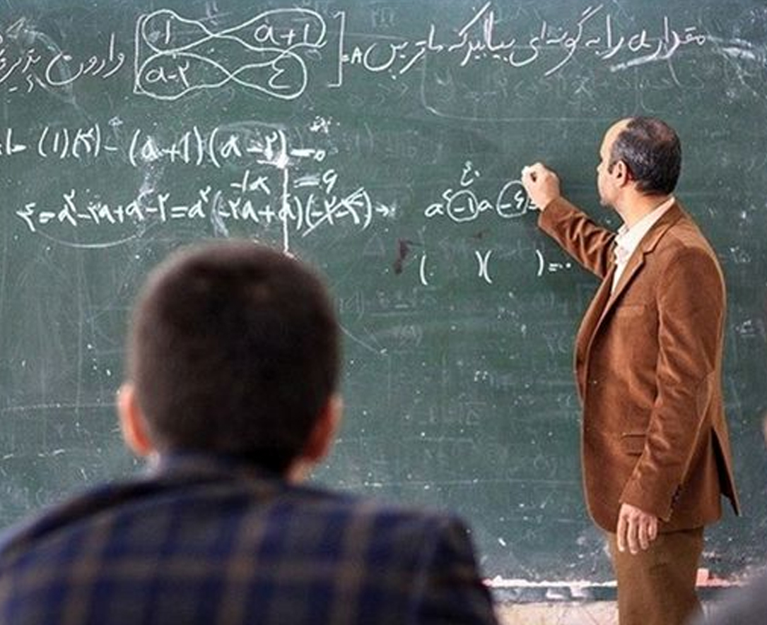 یک معلم حقالتدریس با گلایه از شرایط نابسامان کاری و مشکلات اقتصادی گفت که او طلاهای همسرش و تمام پس اندازش را برای خرید خودرو مصرف کرد و با گذشت نه ماه از تاخیر در تحویل خودرو، او بلاتکلیف مانده است.