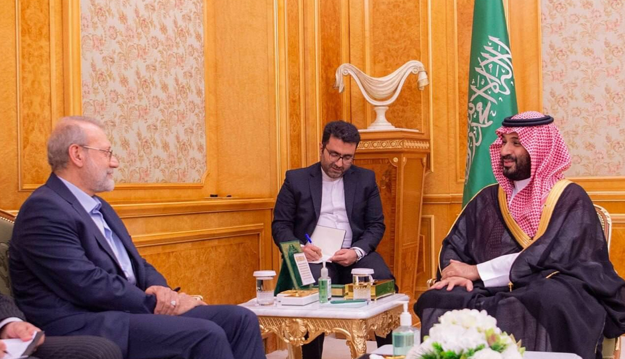 علی لاریجانی، دبیر شورای عالی امنیت ملی جمهوری اسلامی، امروز در ریاض با محمد بن سلمان، ولیعهد و نخستوزیر عربستان سعودی، دیدار و گفتوگو کرد.