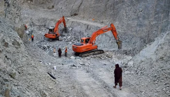 امرالله صالح، مقام ارشد سابق افغانستان گفت شرکتهای چینی در معادن افغانستان بخصوص معادن طلای بدخشان و تخار در حال «غارت» این منابع است.
