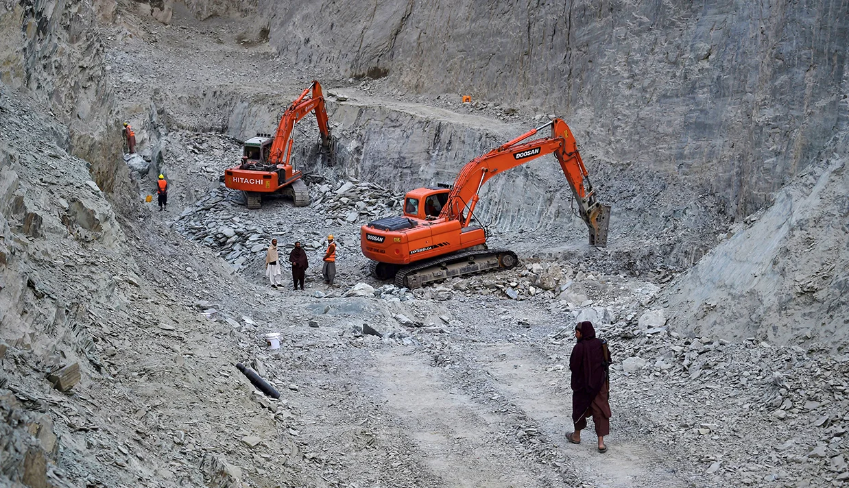امرالله صالح، مقام ارشد سابق افغانستان گفت شرکتهای چینی در معادن افغانستان بخصوص معادن طلای بدخشان و تخار در حال «غارت» این منابع است.
