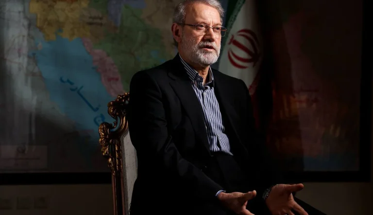 علی لاریجانی، دبیر شورای عالی امنیت ملی جمهوری اسلامی به هشدار ترامپ درباره عدم ایجاد اختلال در جریان عرضه نفت در جهان واکنش نشان داد و رئیس جمهور آمریکا را تهدید به «حذف» کرد.