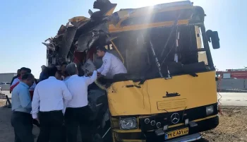 بر اثر برخورد اتوبوس سرویس دانشکده پیراپزشکی سرخه با دو دستگاه تریلی، ۲ دانشجوی دختر کشته و بقیه سرنشینان و از جمله راننده مجروح شدند.