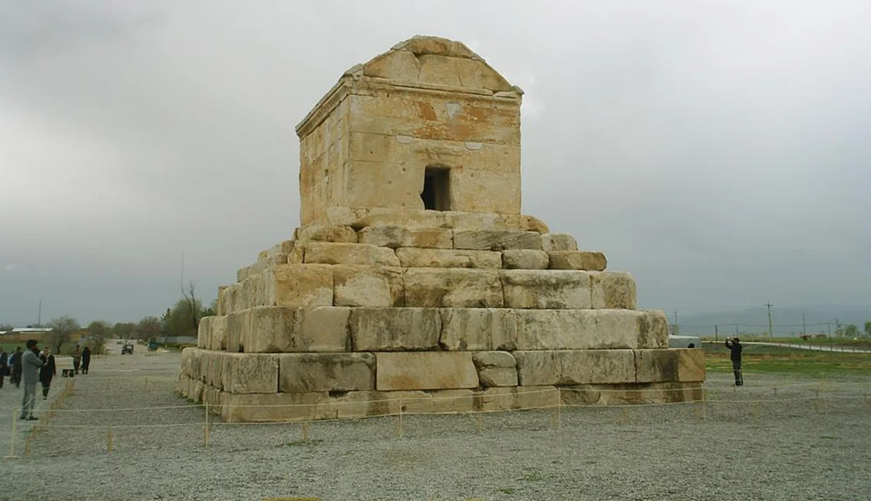 کوروش دوم، ملقب به کوروش کبیر، حدود سالهای ۵۹۰ تا ۵۸۰ پیش از میلاد در ناحیه انشان در پارس زاده شد.