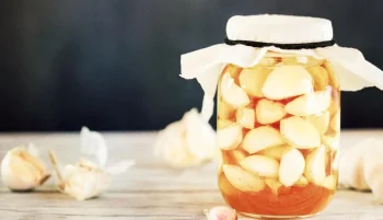 طرز تهیه سیر تخمیرشده در عسل و فواید آن برای سلامت روده‌ها را بیاموزید؛ ترکیبی طبیعی از پری‌بیوتیک و پروبیوتیک برای تقویت ایمنی، گوارش و سلامت بدن.