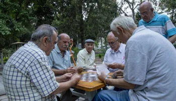 معاون وزیر بهداشت با هشدار نسبت به روند نگرانکننده افزایش جمعیت سالمندان در ایران گفت که بر اساس پیشبینیها، طی ۶۰ سال آینده از هر سه ایرانی، دو نفر در سن سالمندی خواهند بود.