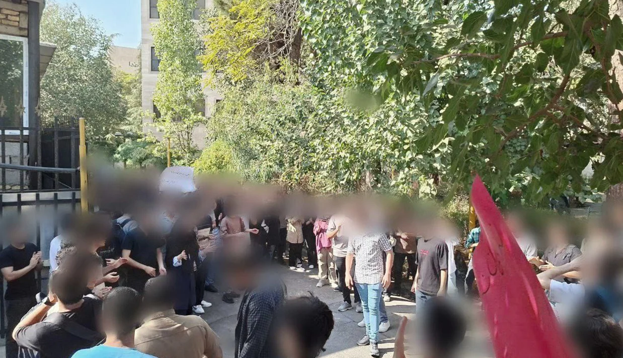 اعتراضات دانشجویان دانشگاه صنعتی خواجهنصیرالدین طوسی که از هفته گذشته آغاز شده، روز سهشنبه نیز با تجمع گسترده در پردیس سیدخندان تهران ادامه دارد.