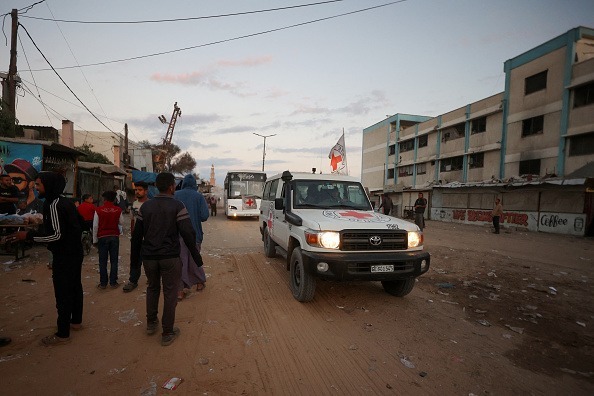 گروه حماس نخستین هفت گروگان زنده اسرائیلی را به نمایندگان صلیب سرخ تحویل داد؛ اقدامی که آغاز اجرای توافق آتش‌بس است.