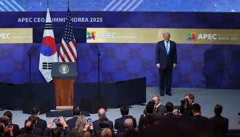 دونالد ترامپ برای شرکت در اجلاس همکاری اقتصادی آسیا-پاسفیک (APEC) وارد کره‌ جنوبی شد. او با لی جائه‌میونگ، رئیس‌جمهور کره‌ جنوبی و دیگر رهبران کلیدی منطقه دیدار می‌کند.