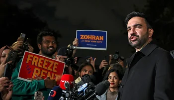 رقابت تاریخی شهرداری نیویورک میان زهران ممدانی، اندرو کومو و کرتیس اسلیوا در آستانه روز رأیگیری به اوج رسیده است؛ ممدانی همچنان پیشتاز است، اما حمایت ناگهانی ترامپ از کومو میتواند نتایج را تغییر دهد.