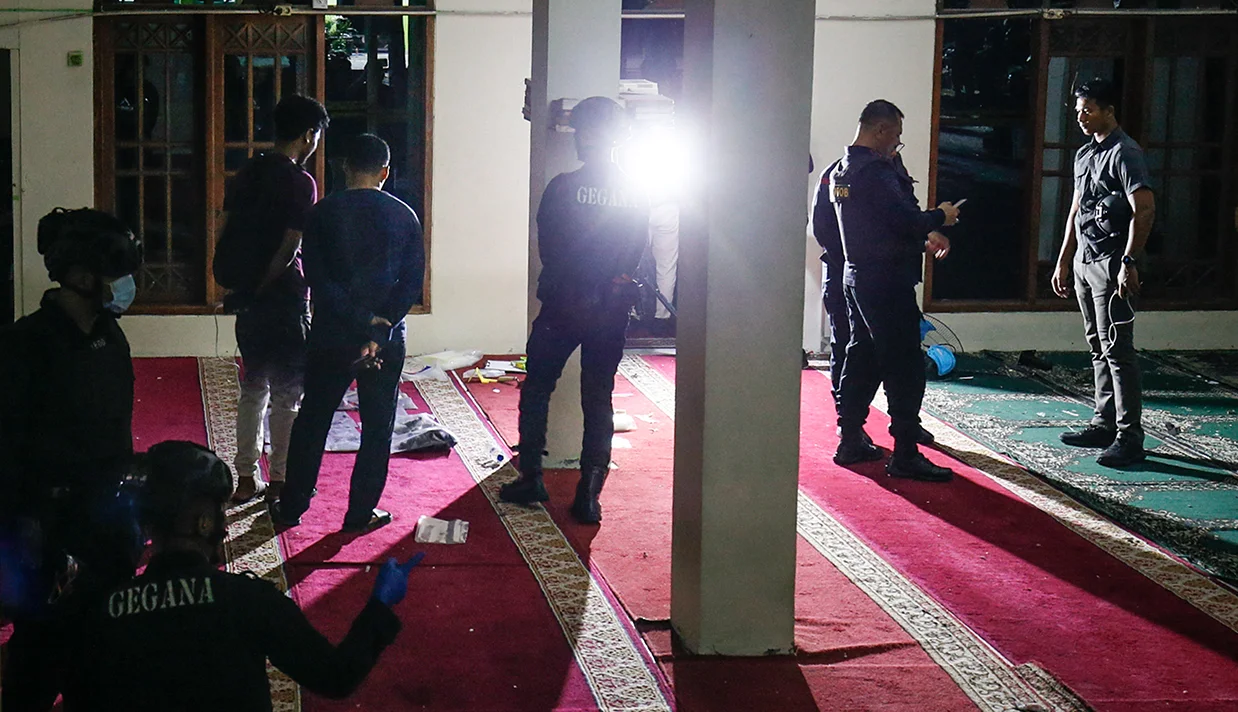 مقامات اندونزی اعلام کردند انفجارهای پیاپی در یک مسجد در پایتخت این کشور، دهها زخمی بر جای گذاشت.
