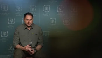 آندری یرماک، رئیس دفتر رئیس‌جمهوری اوکراین و نزدیک‌ترین چهره به ولودیمیر زلنسکی، روز جمعه در میانه یک پرونده بزرگ فساد از سمت خود کناره‌گیری کرد.