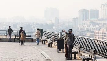 در ایران سالانه بیش از ۵۳ هزار نفر به دلیل مواجهه با آلودگی هوا جان خود را از دست میدهند؛ رقمی که حدود ۱۵ درصد از کل مرگومیر کشور در سال ۲۰۲۳ را شامل میشود.