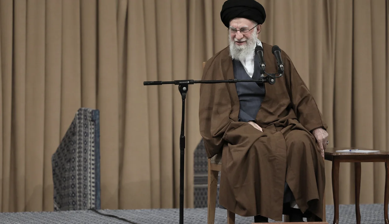 علی خامنهای، رهبر جمهوری اسلامی گفت دشمنی با آمریکا از «کودتای ۲۸ مرداد» آغاز شد و همچنان ادامه دارد. اکنون نیز اختلاف جمهوری اسلامی با آمریکا «اختلاف ذاتی» است.