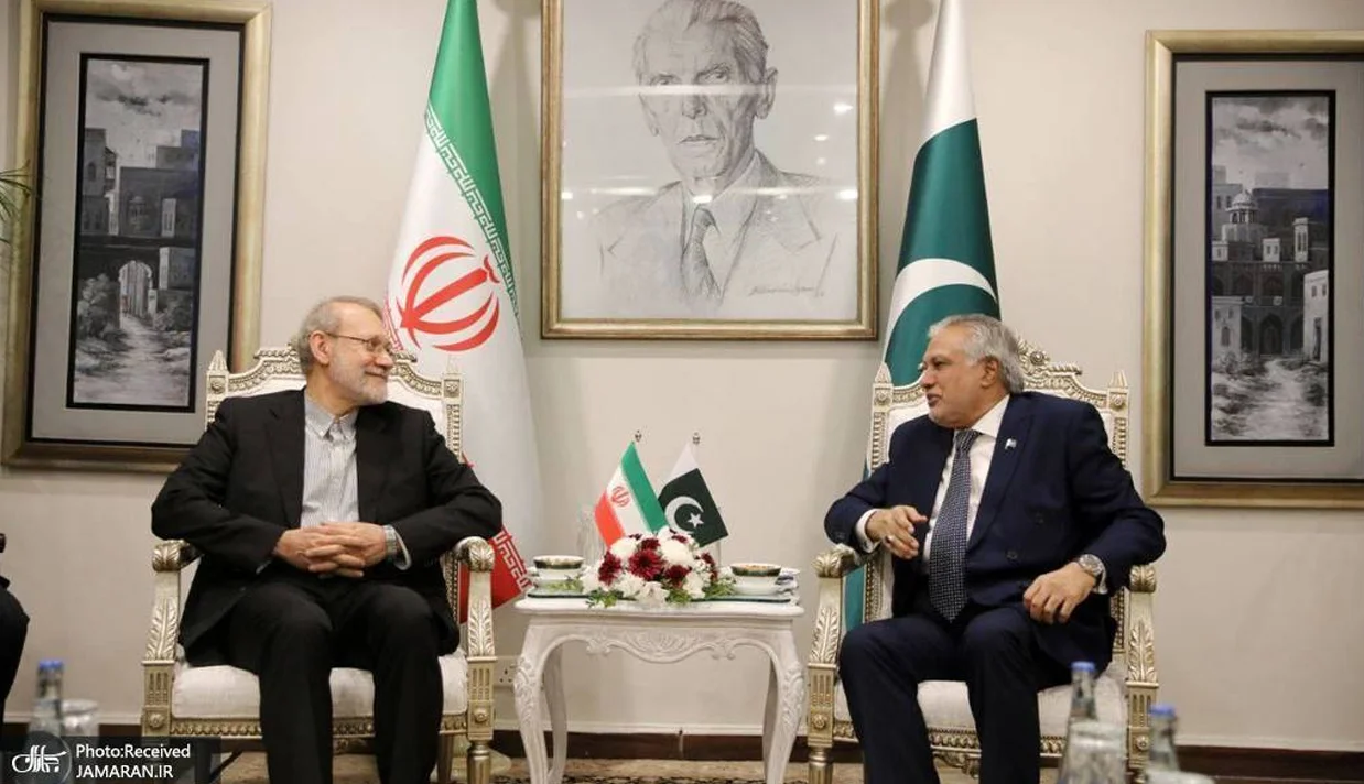 علی لاریجانی، دبیر شورای عالی امنیت ملی گفت که جمهوری اسلامی حاضر است «چک سفید» در اختیار پاکستانیها قرار دهد تا هر زمان که لازم دانستند، برای حل مسائل، از آن استفاده کنند.