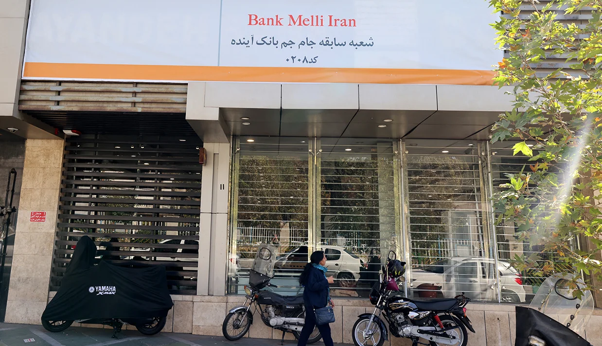 اصغر جهانگیر، سخنگوی قوه قضاییه جمهوری اسلامی گفت در بررسیهای قضایی مشخص شد که ۱۳۰ هزار میلیارد تومان وام بدون وثیقه مناسب به ۶۱ نفر از مدیران و افراد مرتبط با این بانک پرداخت شده و وصول نشده است.