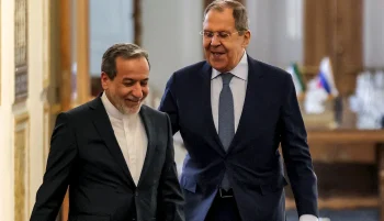 وزیران خارجه روسیه و جمهوری اسلامی ایران در آستانه نشست شورای حکام آژانس بینالمللی انرژی اتمی، تلفنی گفتوگو کردند. این تماس همزمان با افزایش فشارهای بینالمللی بر برنامه هستهای ایران انجام شد.
