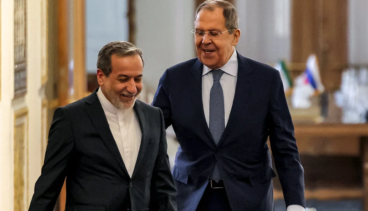 وزیران خارجه روسیه و جمهوری اسلامی ایران در آستانه نشست شورای حکام آژانس بینالمللی انرژی اتمی، تلفنی گفتوگو کردند. این تماس همزمان با افزایش فشارهای بینالمللی بر برنامه هستهای ایران انجام شد.