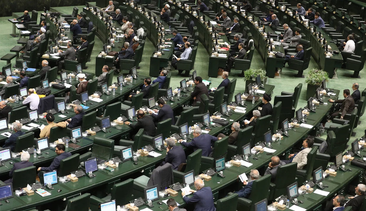 مجلس ایران کلیات طرح اصلاح قانون مهریه را تصویب کرد؛ بر اساس آن مردان میتوانند به جای حبس، با نظارت الکترونیکی و اشتغال تحت نظر، بدهی مهریه خود را پرداخت کنند.