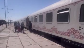 راهآهن جمهوری اسلامی اعلام کرد دو قطار مسافربری شامل تهران–بندرعباس و یک قطار مشهد–بندرعباس بامداد جمعه در ایستگاه سیرجان متوقف شدهاند.