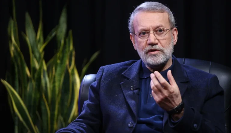 علی لاریجانی، دبیر شورای عالی امنیت ملی جمهوری اسلامی مدعی شد که ایران برای یک جنگ طولانی‌مدت آماده است، در حالیکه ایالات متحده برای چنین جنگی آمادگی ندارد.