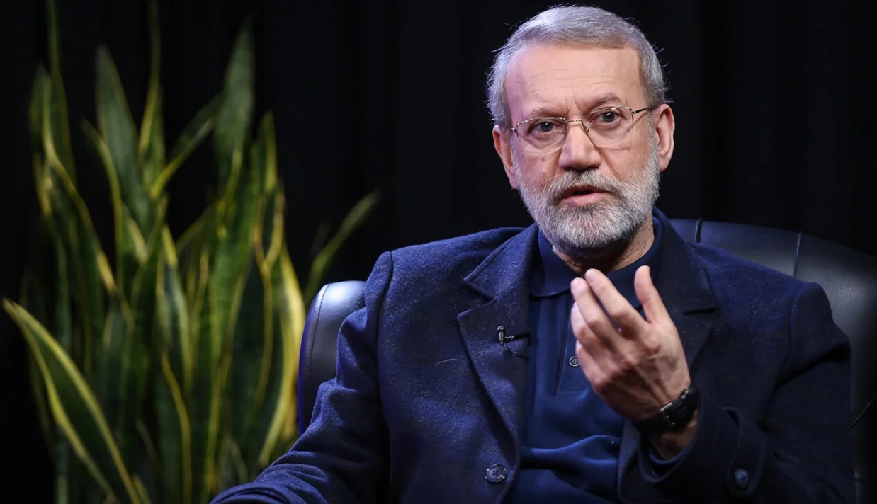 علی لاریجانی، دبیر شورای عالی امنیت ملی جمهوری اسلامی مدعی شد که ایران برای یک جنگ طولانی‌مدت آماده است، در حالیکه ایالات متحده برای چنین جنگی آمادگی ندارد.