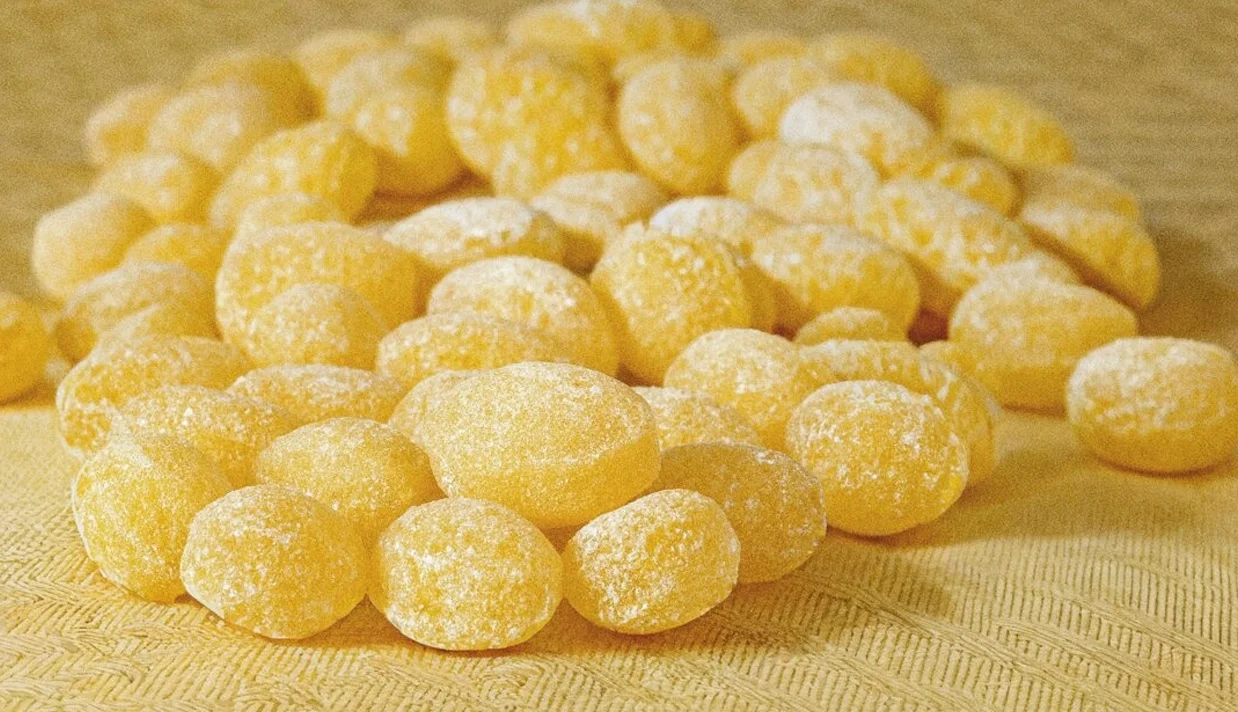 خواص مؤثر آویشن و مریمگلی در آبنباتهای گیاهی خانگی به آرامش و تسکین سرفه و گلودرد کمک میکنند. این آبنبات ساده تنها از این دو گیاه دارویی تشکیل شده است.