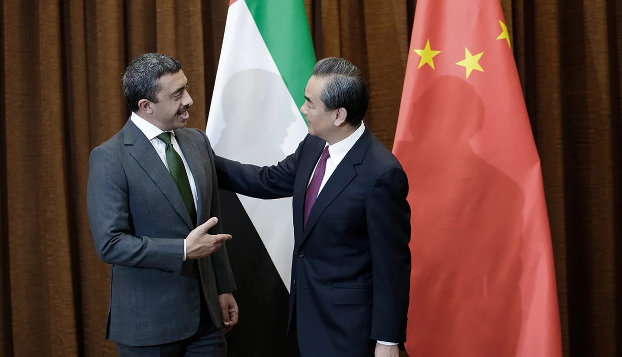 براساس بیانیه منتشر شده از سوی ابوظبی، وزیر خارجه چین کمونیستی در دیدار با وزیر خارجه امارات متحده از تلاشهای امارات متحده برای مالکیت جزایر سهگانه ایران حمایت کرد.