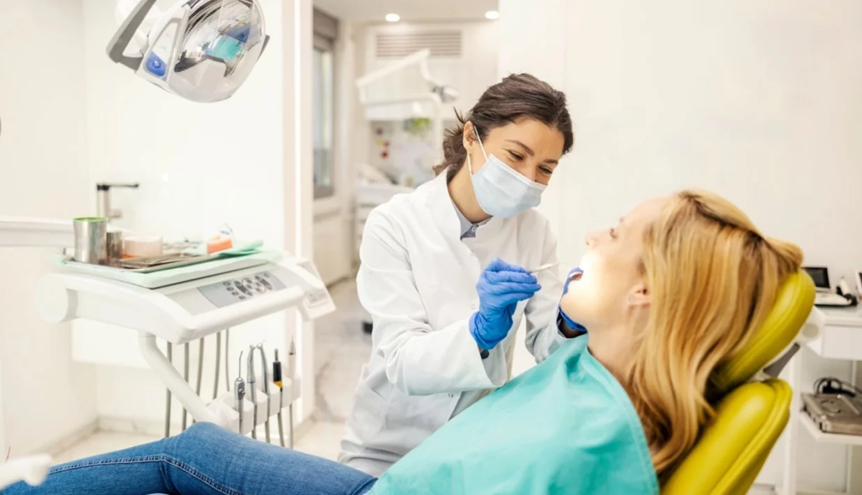 معضلات بهداشت دهان و دندان می‌توانند فراتر از دهان باشند و فشار خون، التهاب و حتی سلامت بلندمدت قلب را تحت تأثیر بگذارند. درد معمولاً آخرین نشانه وجود مشکلات دندانی است، نه اولین نشانه آن. چه کاری باید انجام دهیم؟