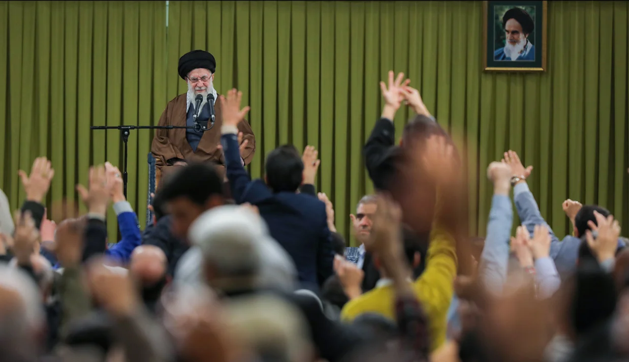 علی خامنهای، رهبر جمهوری اسلامی گفت که ایران کمبودهای زیادی دارد که کوچکترین مشکلش، گردوغبار خوزستان است، اما کشور در حال پیشرفت است.
