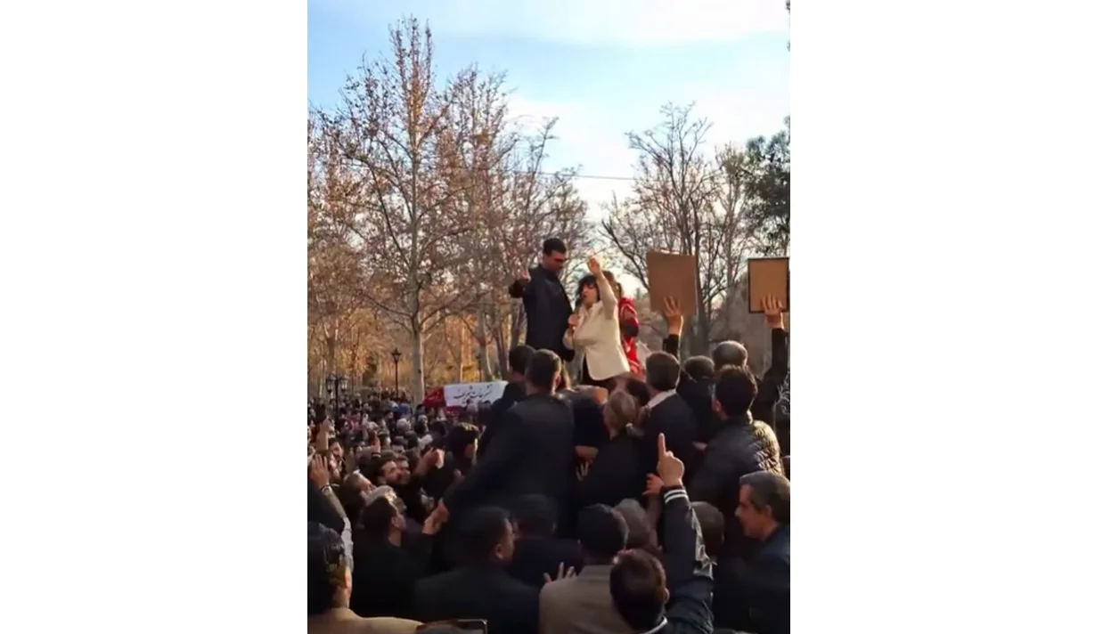 در مراسم بزرگداشت خسرو علیکردی، وکیل دادگستری، مردم شعار «رضا رضا پهلوی، این است شعار ملی» سر دادند. نرگس محمدی و چندین تن از خانوادههای دادخواه را بازداشت شدند.