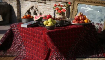 سنت جشن شب چله از دیرباز در میان مردم ایران زمین مرسوم بوده و ریشه عمیقی دارد. به طوری که گذشت قرنها، همراه با تاخت و تاز بیگانگان و بیمهری برخی حاکمان، هیچکدام نتوانستهاند این رسم دیرینه را از بین ببرند.