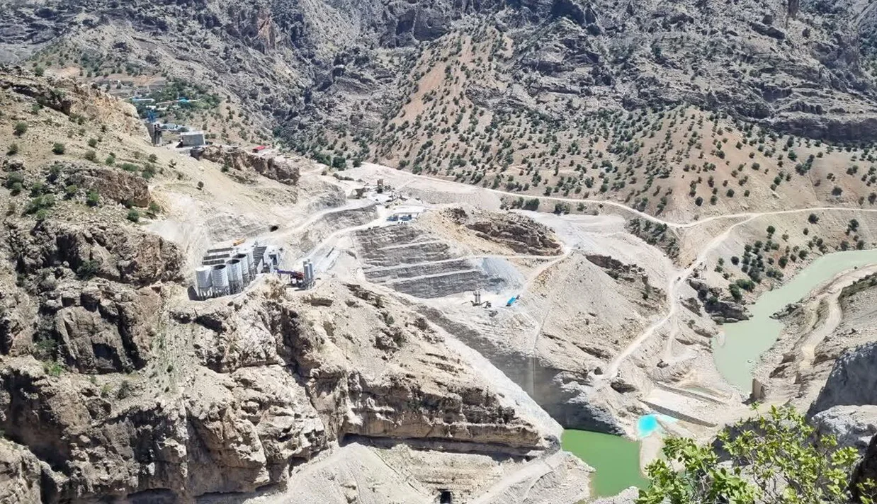 براساس گزارشها با وجود اعتراضهای گسترده مردم محلی و صدور حکم ممنوعیت قضایی، کار ساخت سد خرسان ۳ در استان چهارمحال و بختیاری دوباره از سر گرفته شده است.