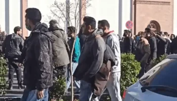 در دومین روز اعتراضات به گرانی‌ها و سقوط ارزش ریال در برابر دلار، کسبه و بازاریان در بازارهای پرتردد و برخی خیابان‌های اصلی تهران به وضعیت اقتصادی و سیاست‌های جمهوری اسلامی اعتراض کردند.