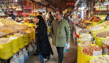 رسانه داخلی دیدبان ایران در گزارشی نوشت که در آستانه شب یلدا، برخی فروشگاهها آجیل را بهصورت «قسطی» و در مواردی با دریافت «چک» عرضه میکنند.