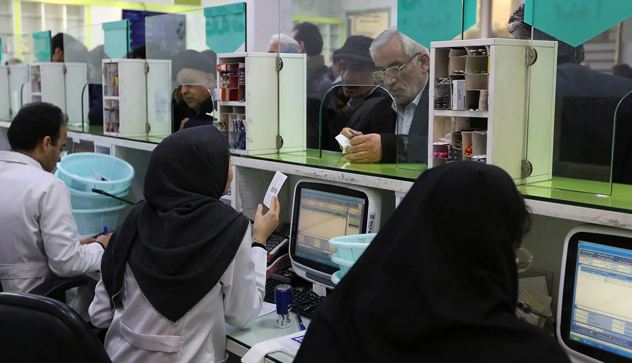 یک عضو هیأترئیسه انجمن داروسازان ایران، با اشاره به تداوم کمبود دارو و تأخیر چهار تا پنجماهه در تخصیص و انتقال ارز، اعلام کرد که ذخایر دارویی و شیر خشک ایران فقط کفاف کمتر از دو ماه را میدهد.