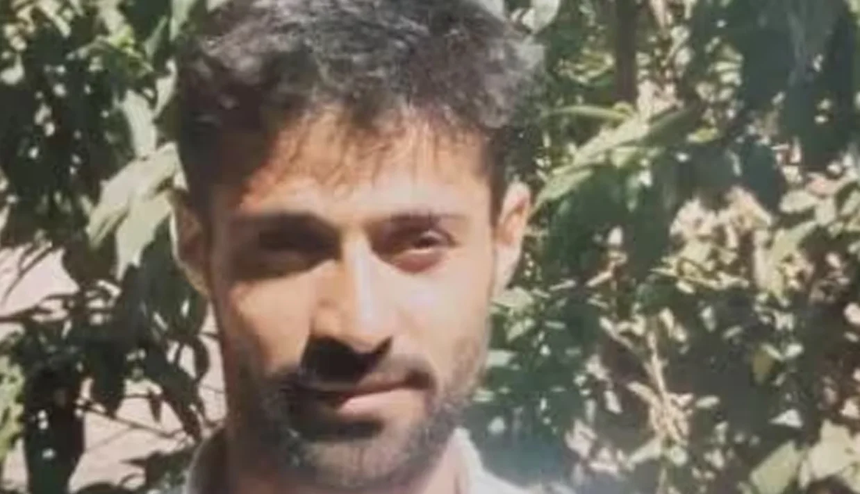 کاوه احمدزاده، زندانی سیاسی که برای اجرای محکومیت جدید خود در زندان مرکزی بوکان در بازداشت بهسر میبرد، بر اثر ایست قلبی جان باخت.