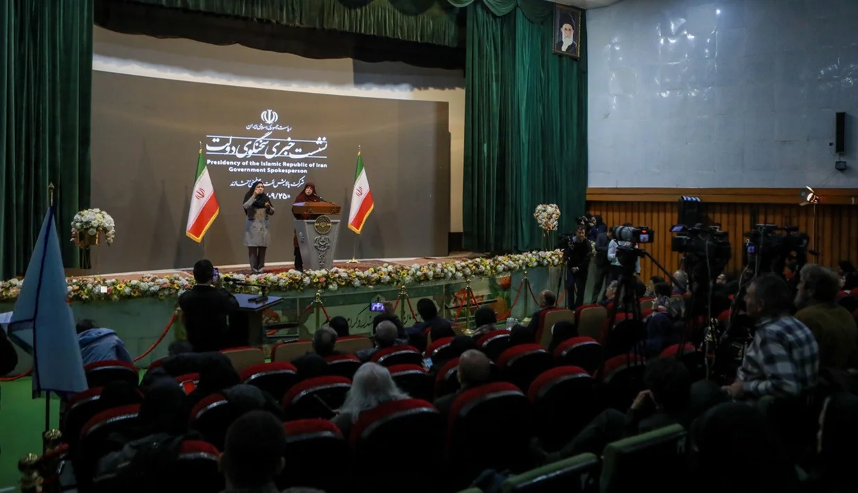 فاطمه مهاجرانی، سخنگوی دولت پزشکیان عدم اختصاص سیمکارت سفید به عدهای خاص از جمله خبرنگاران را خودتحریمی خواند.
