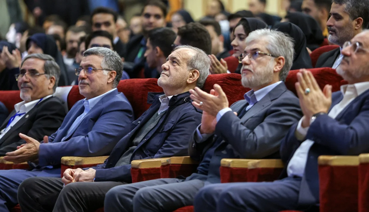 مسعود پزشکیان در واکنش به انتقادها از «سیمکارتهای سفید» بیان کرد این سیمکارتها که دسترسی ویژه و بدون فیلتر را برای جمعی محدود فراهم میکند، لغو و غیرفعال میشوند.