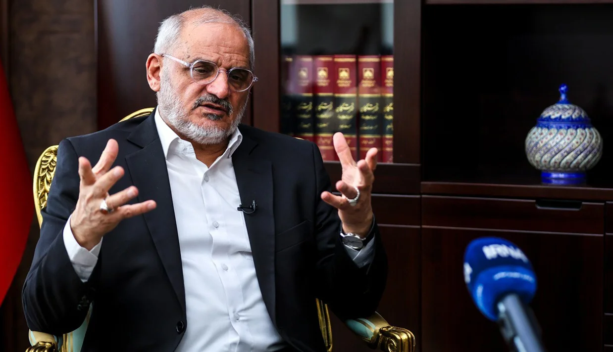 رئیس دفتر پزشکیان وعده داد دسترسی موسوم به «اینترنت سفید» که امکان استفاده بدون فیلتر را فراهم میکرد، برای همه کاربران از جمله مقامات دولتی لغو میشود.