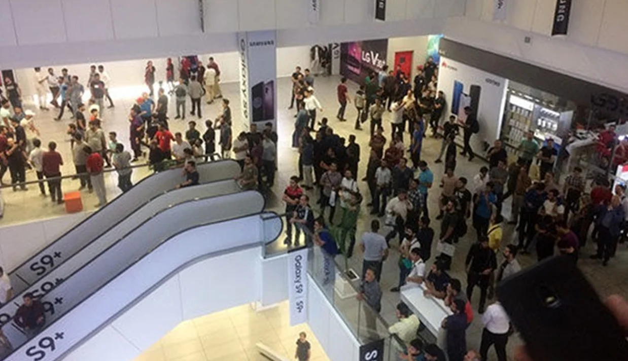فروشندگان بازارهای علاءالدین و چارسو در تهران روز یکشنبه ۷ دیماه در اعتراض به افزایش شدید نرخ دلار و کاهش قدرت خرید، مغازههای خود را بستند و تجمع اعتراضی برگزار کردند.