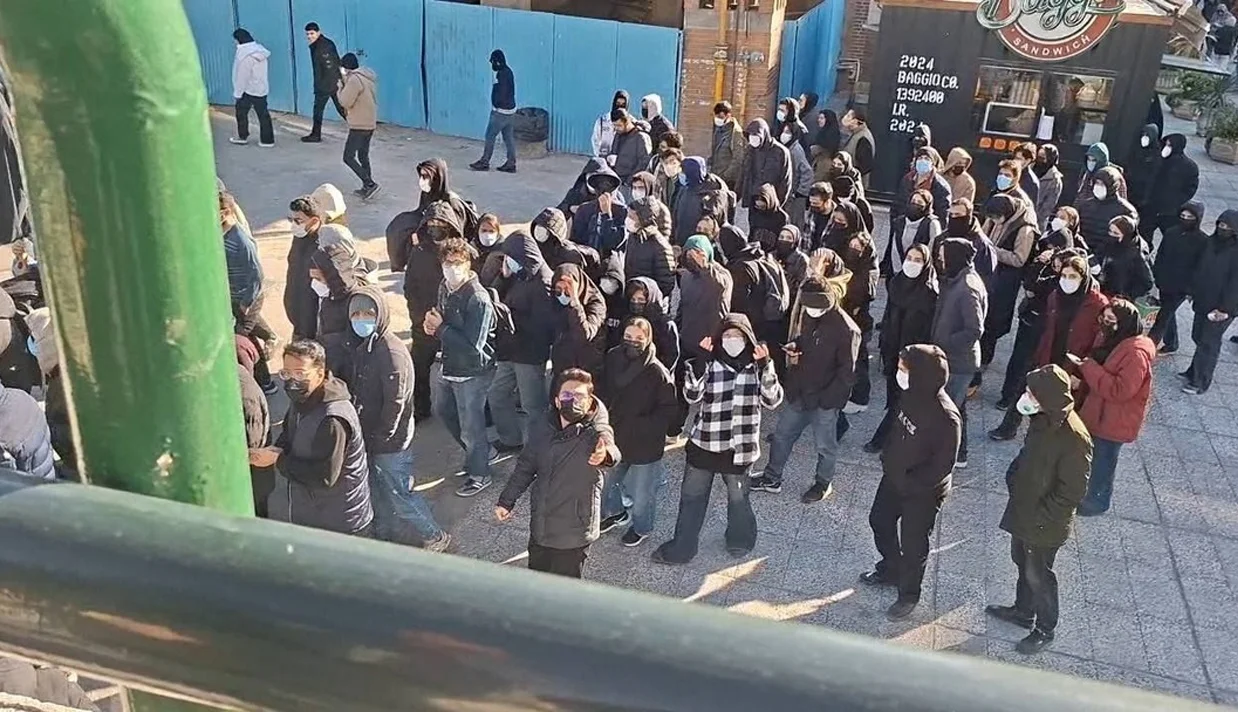 اعتراضاتی که از بازار آغاز شد، به خیابان رسید و اکنون موج آن دانشگاههای بزرگ در تهران، اصفهان، یزد و زنجان را دربر گرفته است.