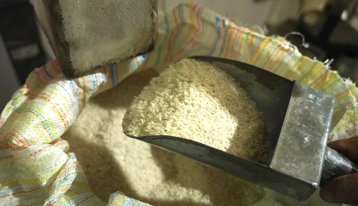 رضا کنگری، رئیس اتحادیه بنکداران مواد غذایی تهران گفت رسیدن قیمت برنج ایرانی به حدود ۷۰۰ هزار تومان واقع‌بینانه نیست و چنین عددی با شرایط فعلی عرضه و تقاضا همخوانی ندارد.