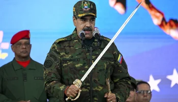 ترامپ تأیید کرد با مادورو گفتوگو کرده است؛ همزمان آمریکا مشروعیت مادورو را رد کرده و فشارهای امنیتی و ضدقاچاق در ونزوئلا را تشدید میکند.