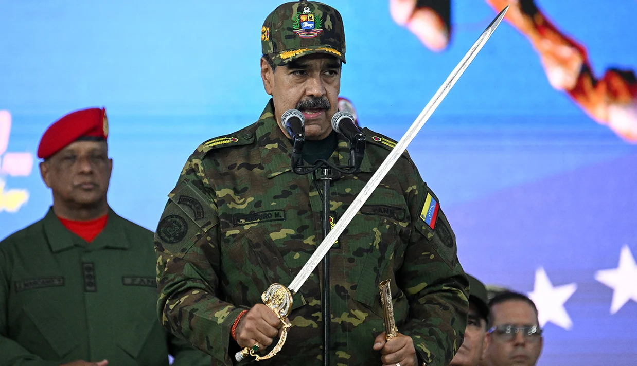 ترامپ تأیید کرد با مادورو گفتوگو کرده است؛ همزمان آمریکا مشروعیت مادورو را رد کرده و فشارهای امنیتی و ضدقاچاق در ونزوئلا را تشدید میکند.