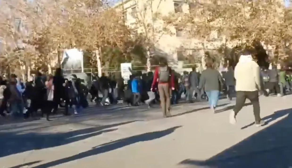 هرانا گزارش داده است که در اعتراضات سراسری در ایران، دستکم ۷ شهروند در سه استان کشور کشته شدهاند.