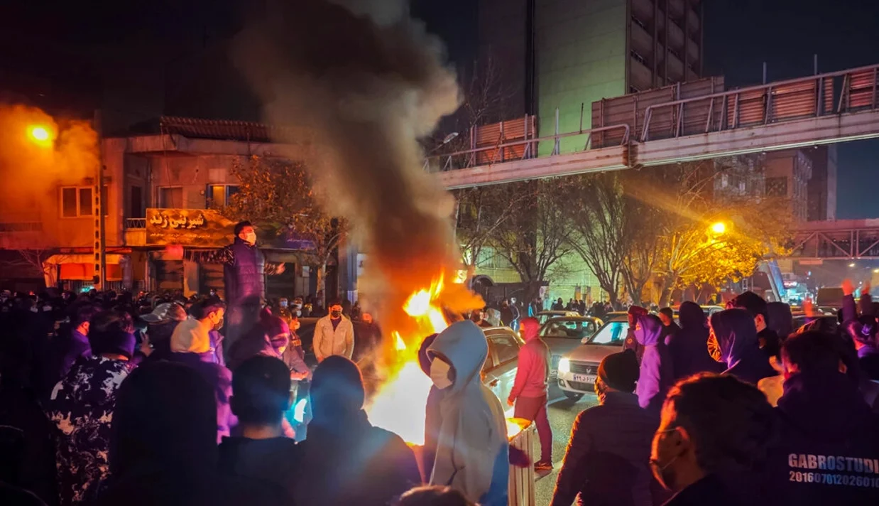 منابع داخلی اپک تایمز در چین می‌گویند پکن هم‌زمان با افزایش تنش‌ها در ایران، برنامه‌ریزی‌های امنیتی داخلی و سناریوهای تخلیه را تشدید کرده است؛ اما در عرصه عمومی، برای حفظ دیپلماسی منطقه‌ای، خطرها را کم‌اهمیت جلوه می‌دهد.
