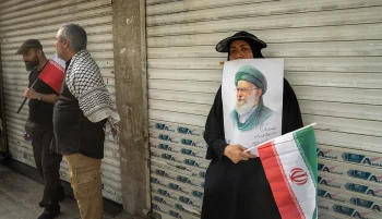 در پی ارزیابی مقامهای ارشد نظامی و امنیتی جمهوری اسلامی درباره افزایش احتمال حمله آمریکا، علی خامنهای به پناهگاهی ویژه و زیرزمینی شامل تونلهای تودرتو در تهران منتقل شده و در آنجا مخفی شده است.