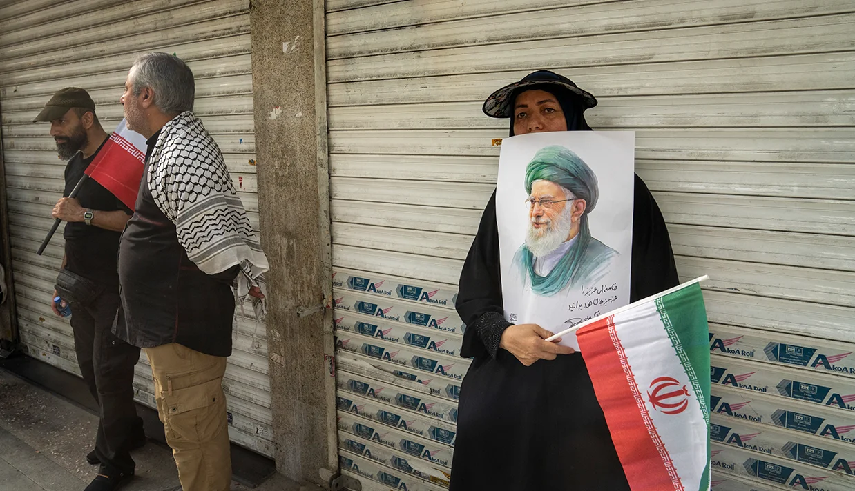 در پی ارزیابی مقامهای ارشد نظامی و امنیتی جمهوری اسلامی درباره افزایش احتمال حمله آمریکا، علی خامنهای به پناهگاهی ویژه و زیرزمینی شامل تونلهای تودرتو در تهران منتقل شده و در آنجا مخفی شده است.